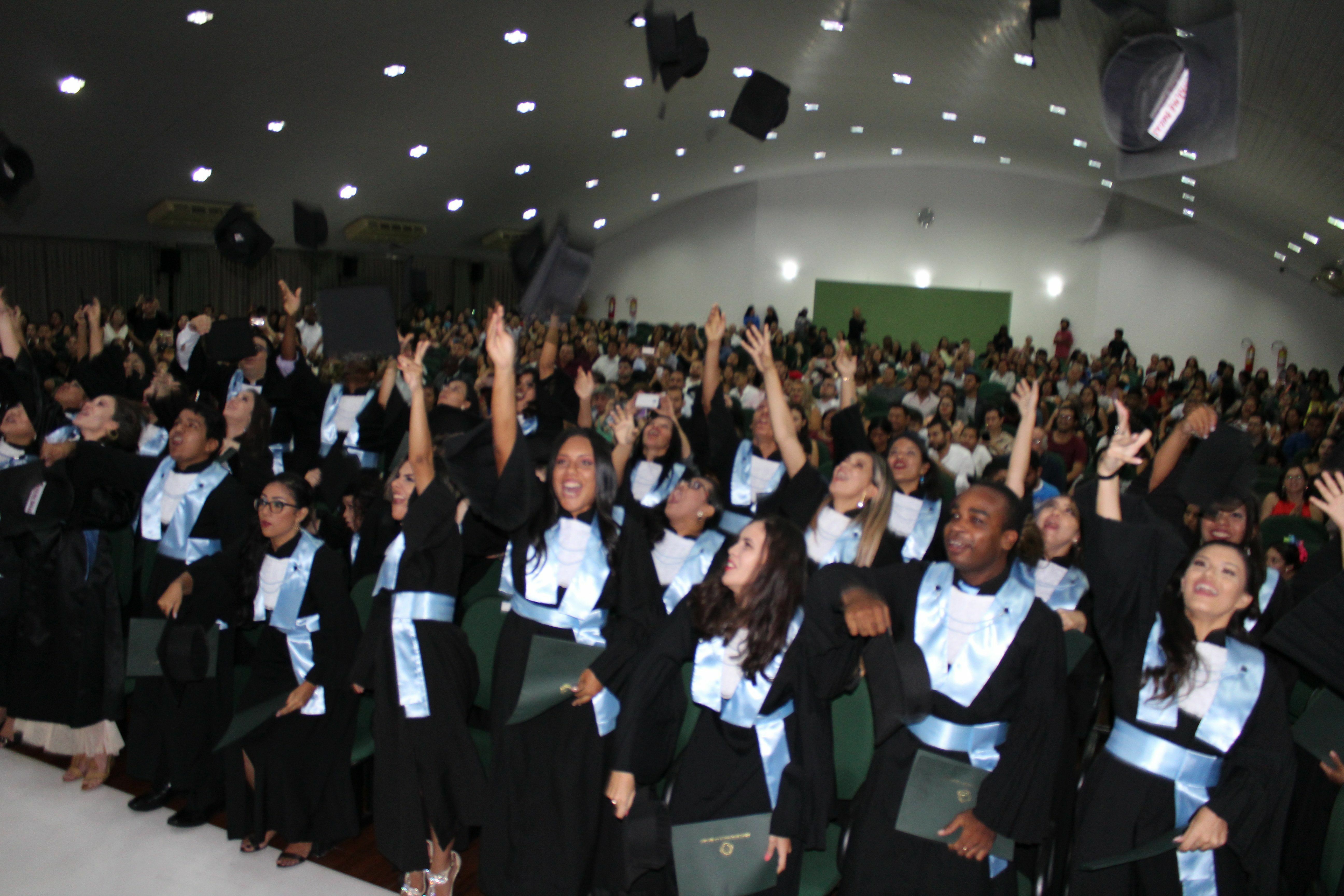 Momento de lançar os capelos simboliza a conquista do diploma